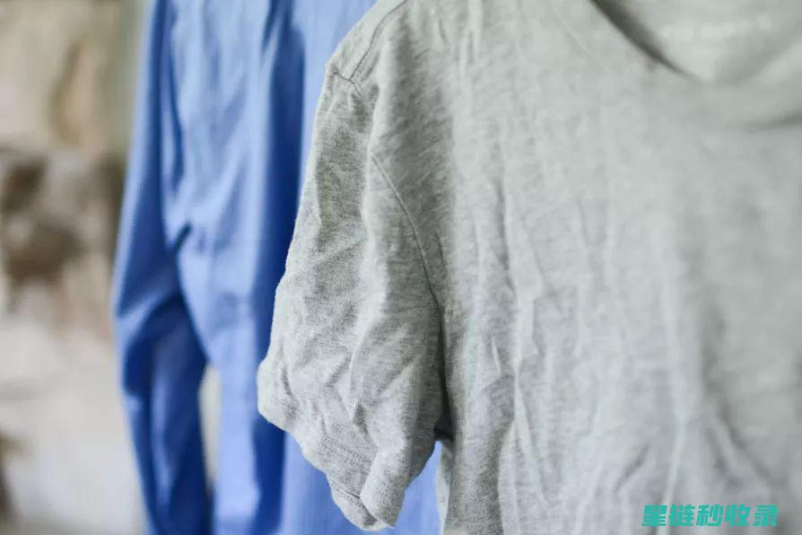 衣服皱巴巴？教你几个除皱妙招 (衣服皱巴巴的怎么办没有熨斗)