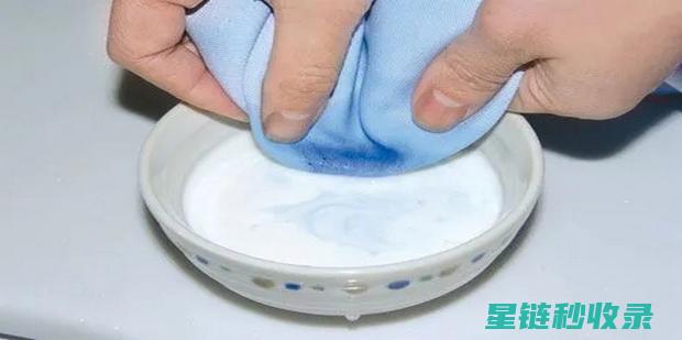 衣物上的墨水渍如何去除？这些小窍门不容错过 (衣物上的墨水渍怎么去除小妙招)