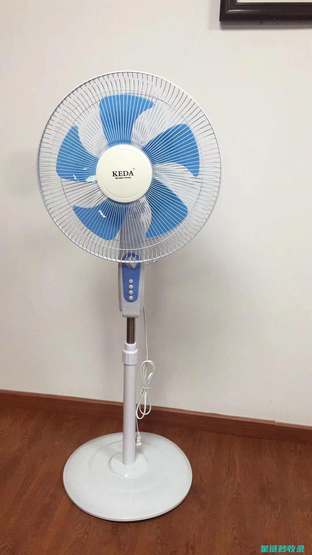 风扇叶片底部清洁，家电保养的必修课！ (风扇叶片底部怎么拆)